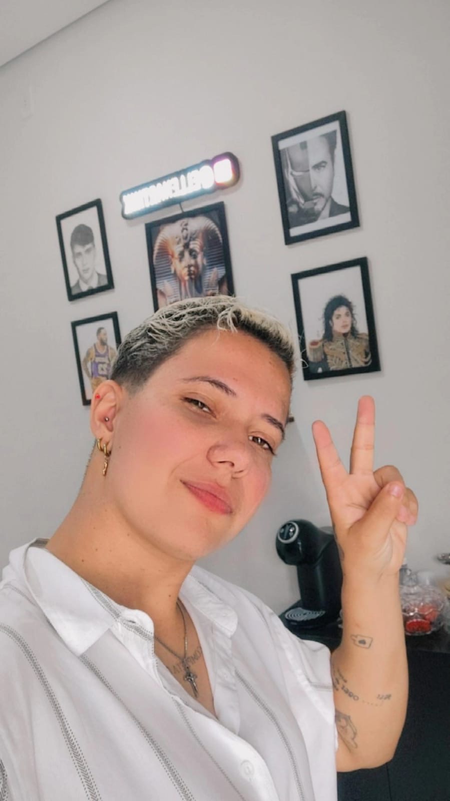Retrato da tatuadora Ellen no estúdio