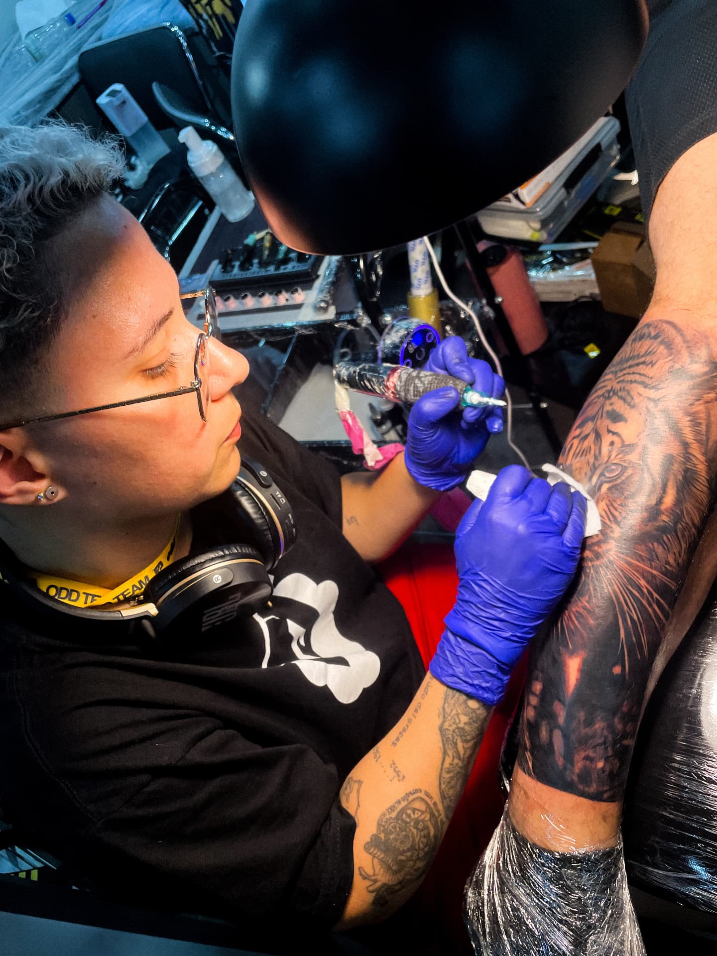 Ellen tatuando um cliente no estúdio